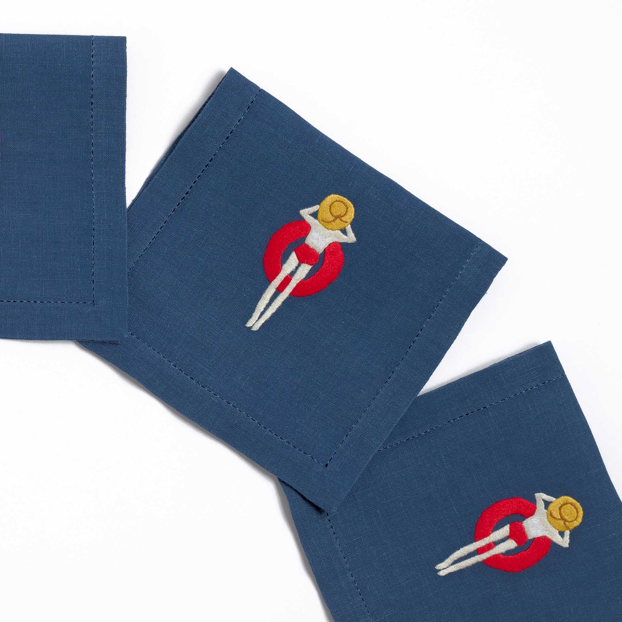 Table - Drink Placemat - Femme sur Lin Bleu (Hand Embroidered)