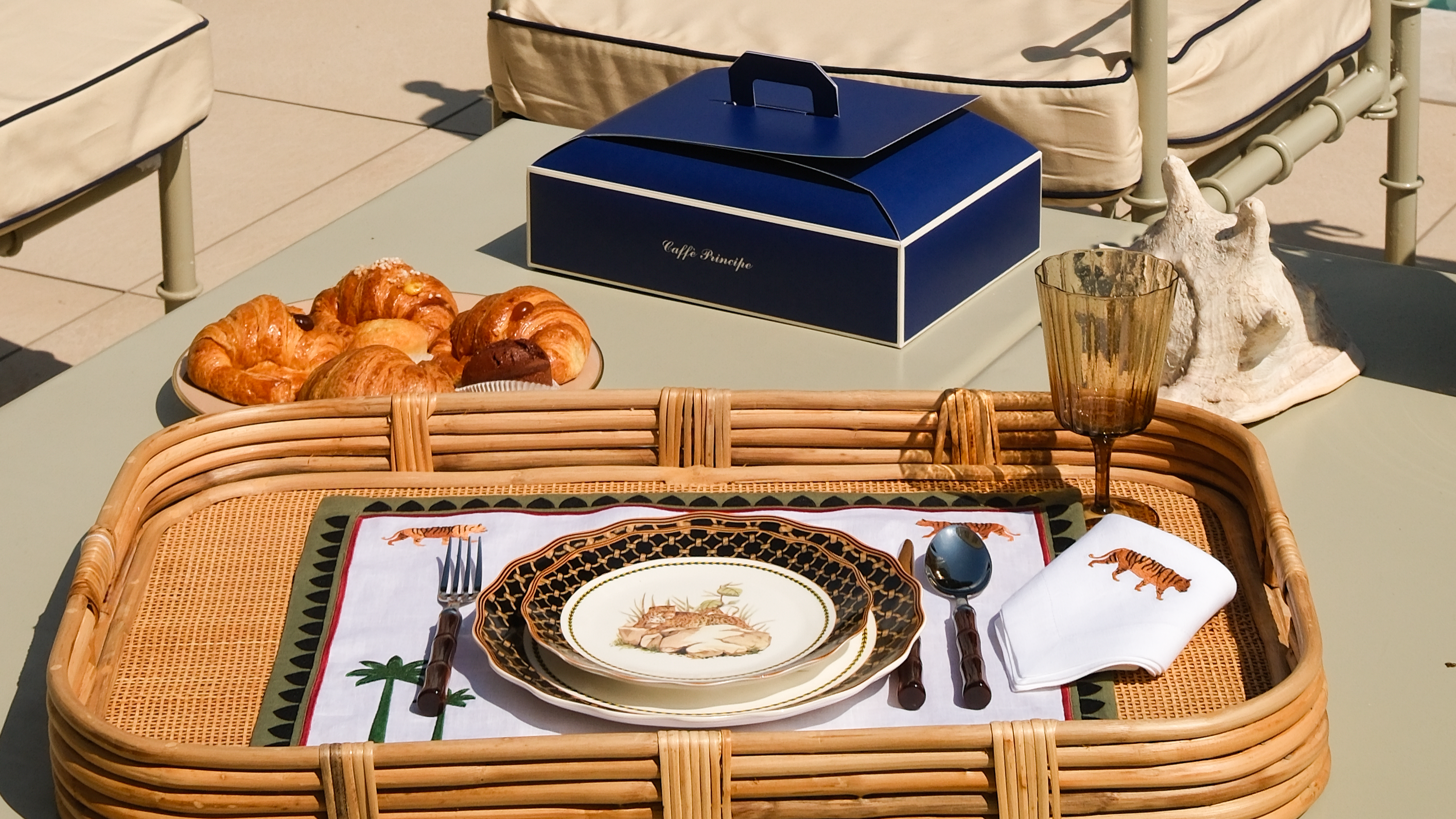 Maison Alia luxury tableware collection 2026 - outdoor hosting with handcrafted placemats, fine dining plates and linen napkins