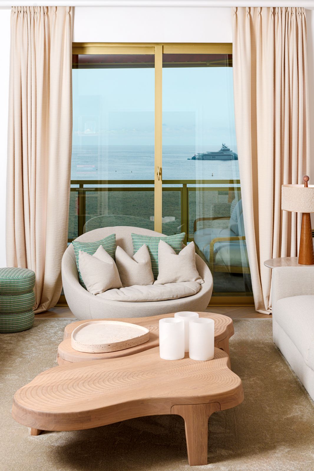 Made-to-measure curtains and decorative cushions by Maison Alia in a sea-view living room