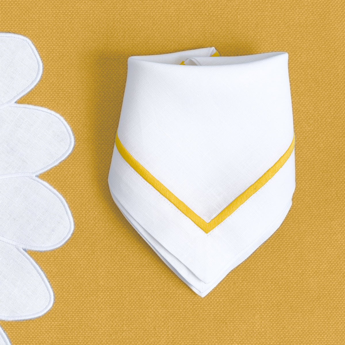 Marguerites embroidered daisy detail on white linen