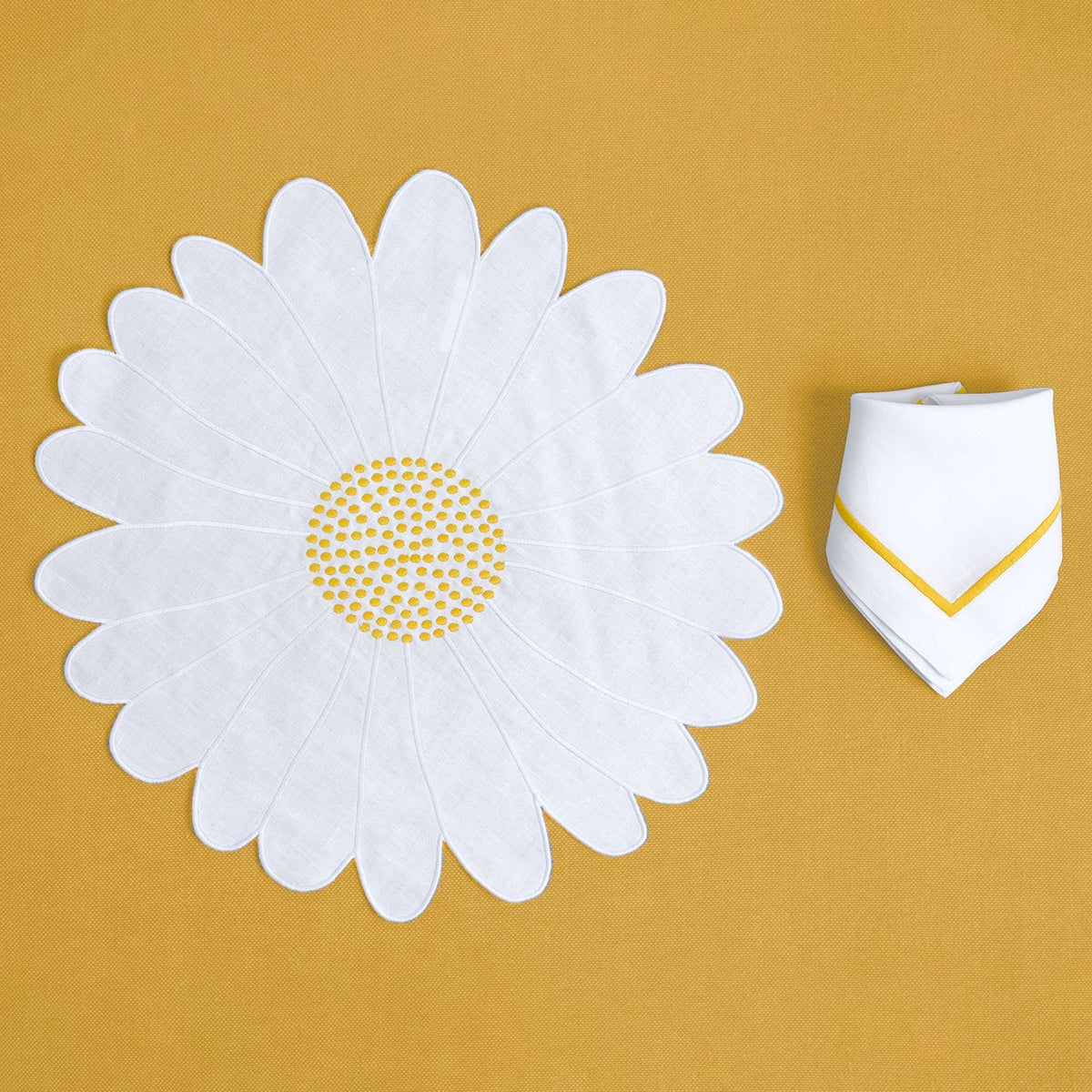 Marguerites round linen placemat with embroidered daisies — Maison Alia