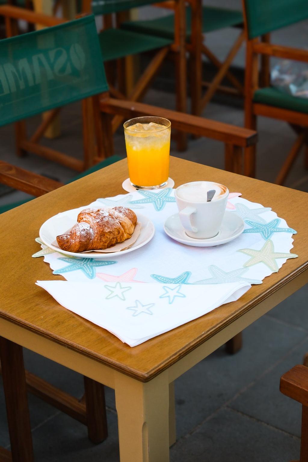 Stelle Marine scalloped linen placemat with colourful starfish — Maison Alia