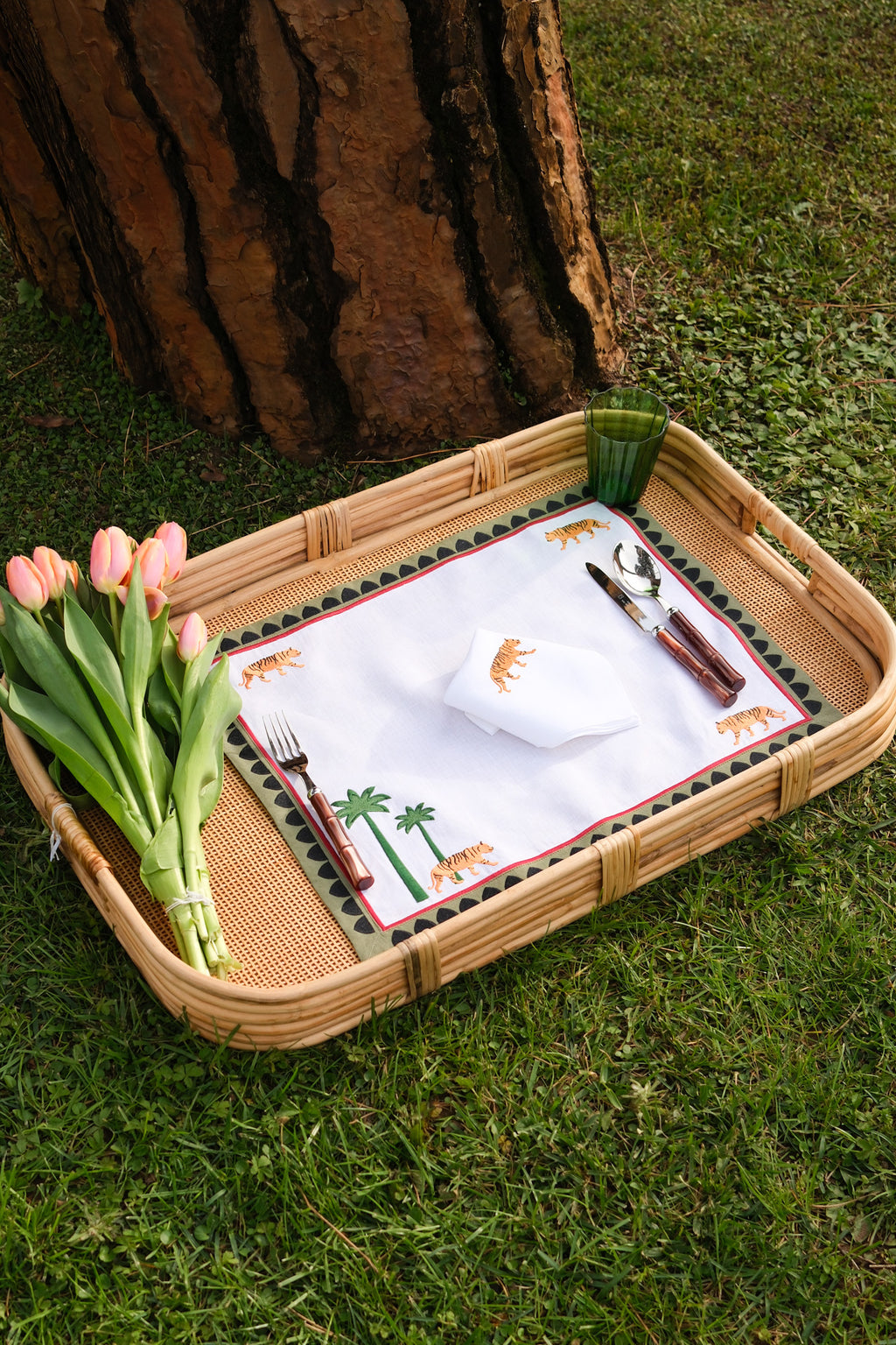 Tigri e Palme embroidered linen placemat and napkin set with tigers and palms — Maison Alia